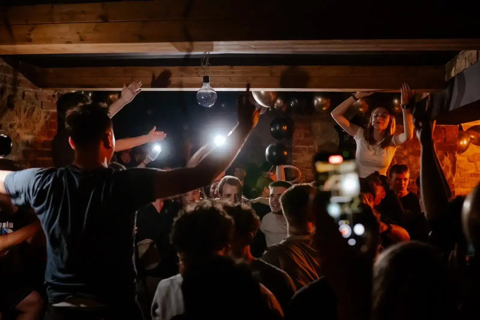 Black&Wood Lounge - akce a atmosféra v baru