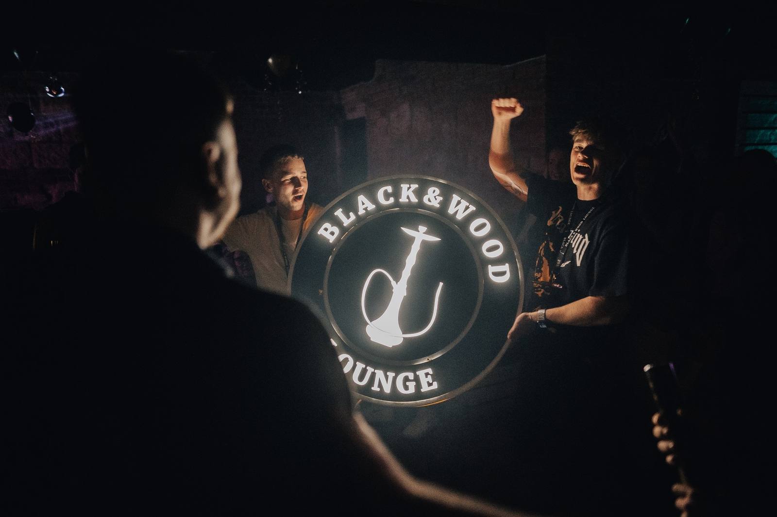 Black&Wood Lounge Mladá Boleslav - atmosféra baru a světelný sign